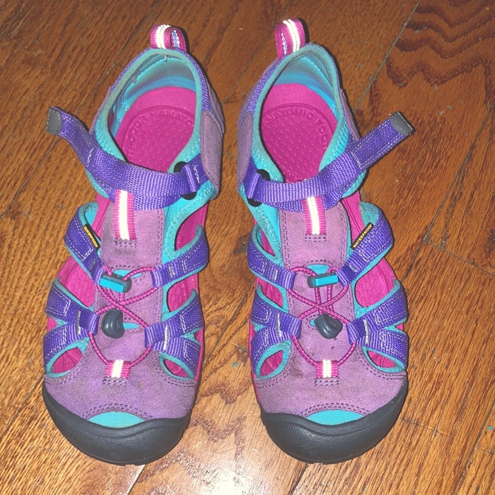 Keen’s purples plus closed toe sandals/shoes sz 6